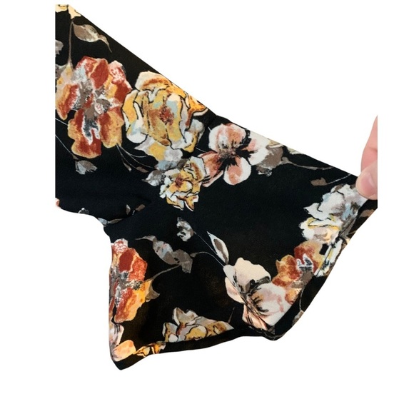 Ophelia Roe Sz Lg black button down floral top with bell/ruffled sleeves &  hem - Picture 6 of 9